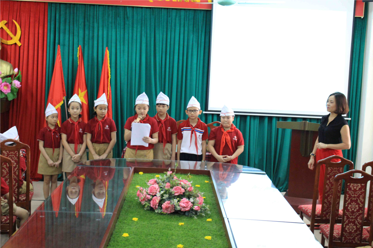 14Bạn Nguyễn Thị Linh đại diện BCH Liên đội phát biểu cảm ơn ý kiến chỉ đạo của cô Hiệu trưởng.jpg